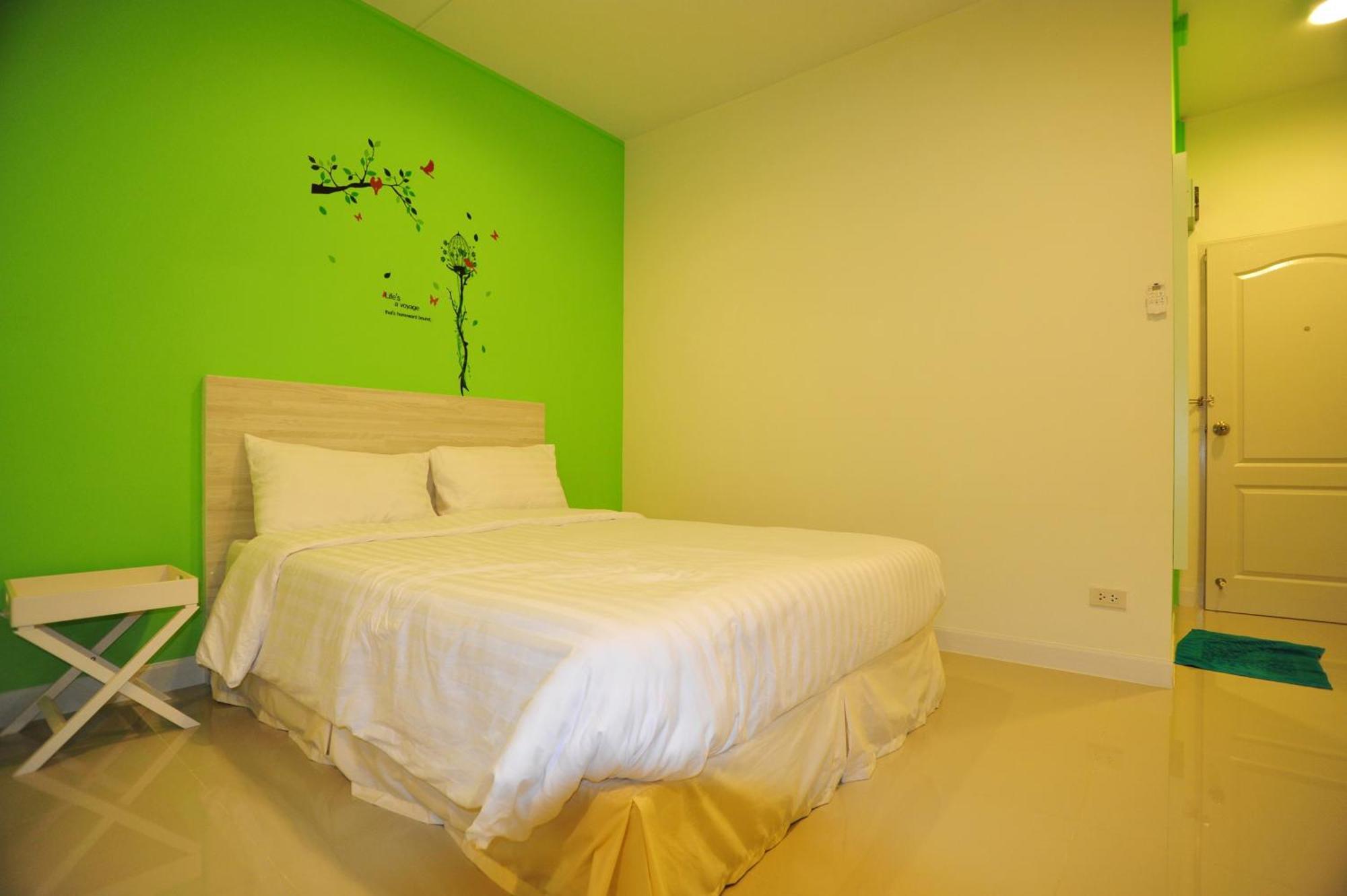 The Garden Living Hotel Bangkok Bagian luar foto