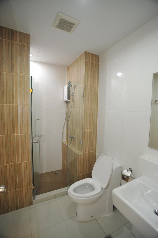 The Garden Living Hotel Bangkok Bagian luar foto