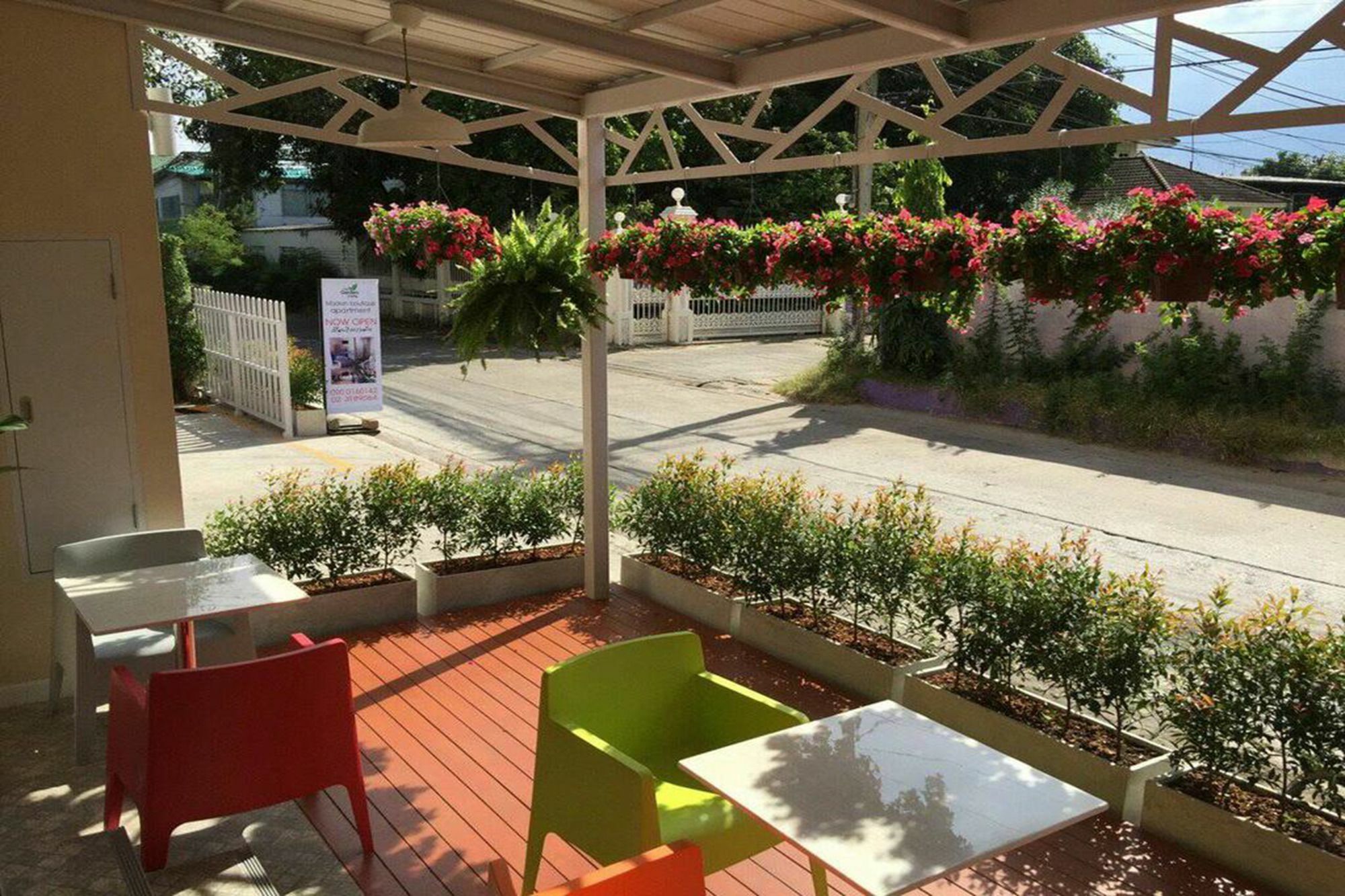 The Garden Living Hotel Bangkok Bagian luar foto